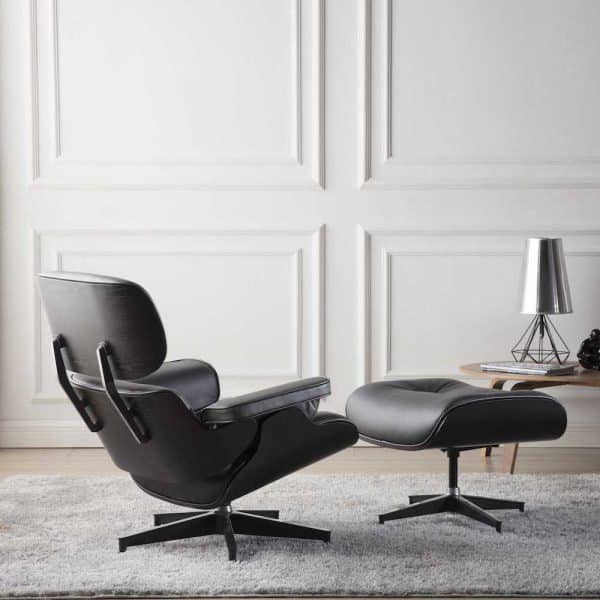 dossier fauteuil lounge eames et ottoman eams design en cuir noir et bois de frêne noir avec une base en alu poli chromé