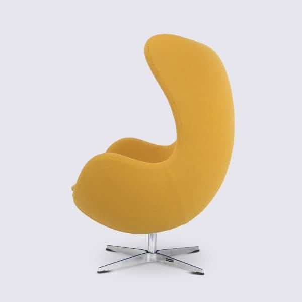 fauteuil egg sur pieds jacobsen design pivotant en cachemire jaune imitation egg chair arne jacobsen