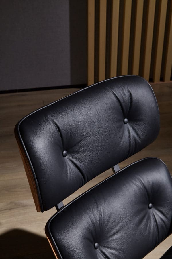 dossier fauteuil charles eames avec ottoman cuir pleine fleur noir bois de frêne base alu noir