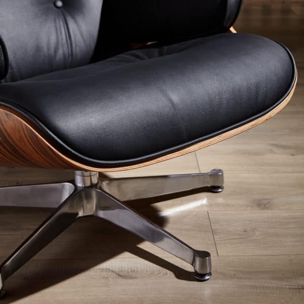 base en aluminium chromé poli fauteuil charles eames cuir italien noir bois de palissandre dans un salon lounge