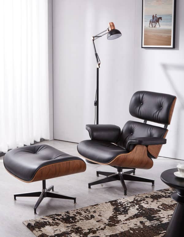 copie fauteuil lounge eames design scandinave pivotant et ottoman en cuir aniline noir et bois de noyer dans un salon