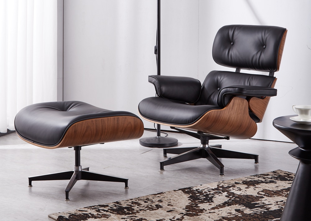 copie fauteuil lounge eames design scandinave pivotant et ottoman en cuir aniline noir et bois de noyer dans un bureau