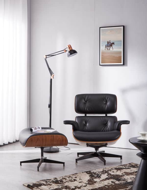 copie fauteuil lounge eames design scandinave pivotant et ottoman en cuir aniline noir et bois de noyer dans un lounge